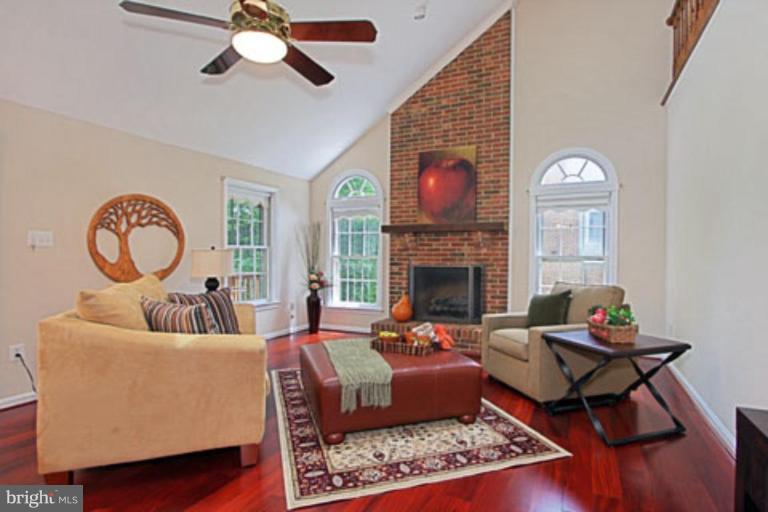 11978 Grey Squirrel Lane Reston, VA 20194 - Photo 6 of 21 Great Room