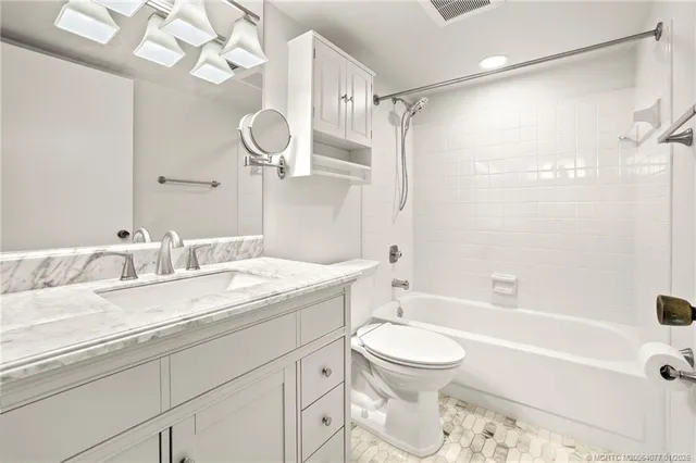 $299,900 | 1950 Southwest Palm City Road, Unit 6105, Stuart, FL 34994