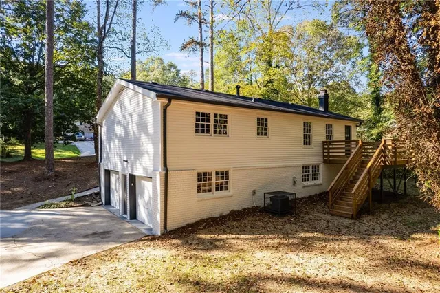 a view of a house with backyard
