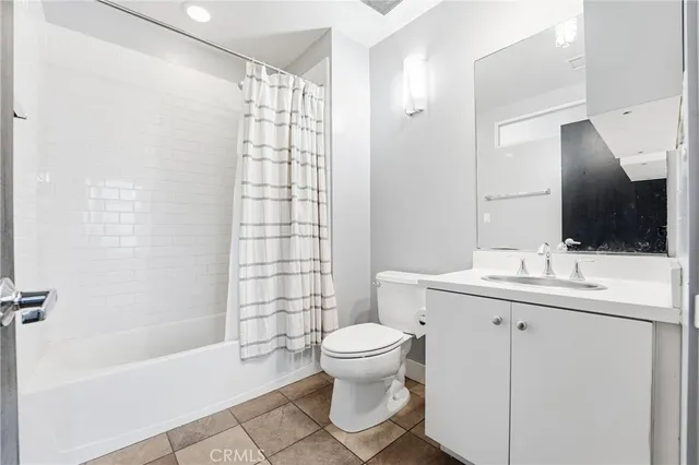 a view of a room with an empty space