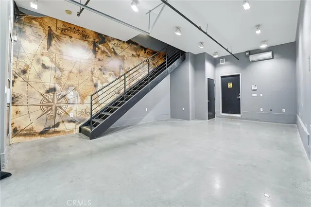 an empty room with window and pillar in it