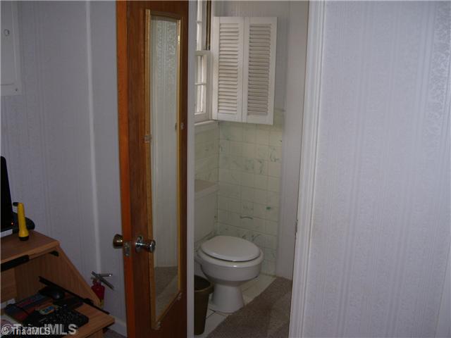 392 Inwood Road Asheboro, NC 27205 - Photo 11 of 16 Bath. Jack and Jill bath