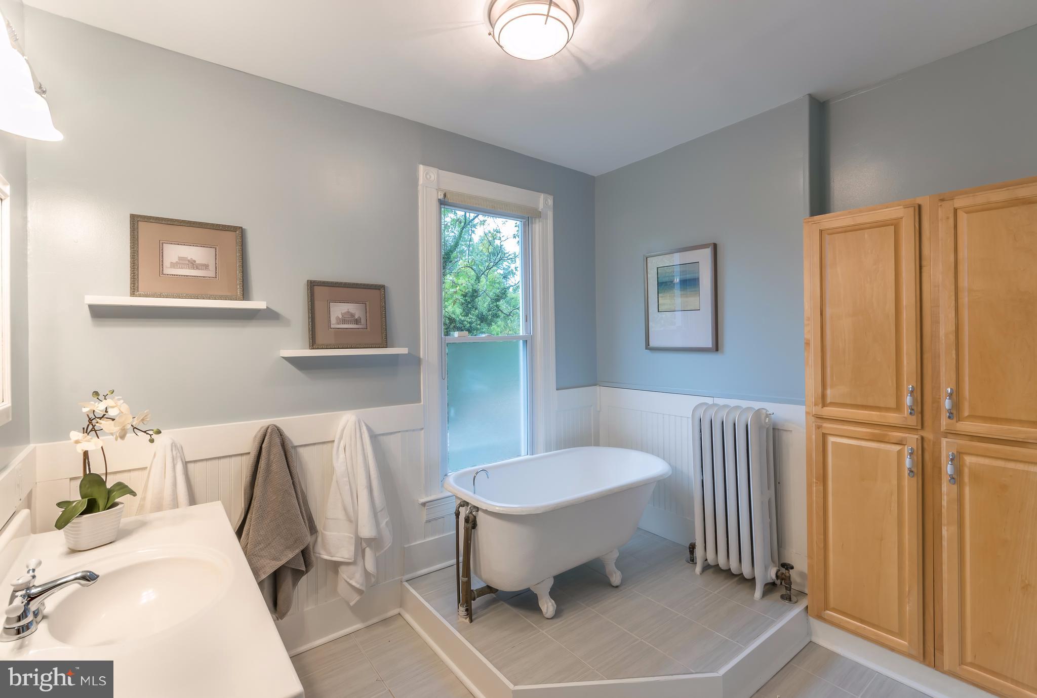 419 K Street Northeast Washington, DC 20002 - Photo 14 of 30 Bath #1 w/ Shower & Sep. Tub