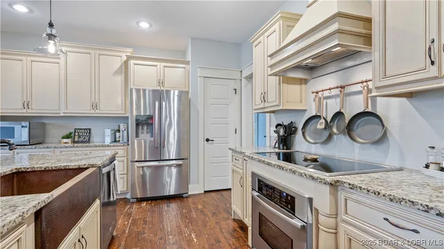 $740,000 | 135 Windjammer Estates Drive, Lake Ozark, MO 65049