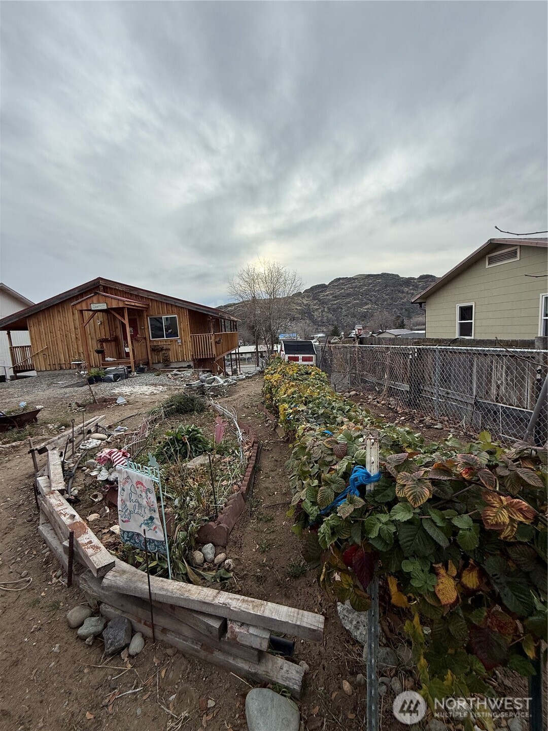 505 Beach Street Pateros, WA 98846 - Photo 22 of 36 a view of residential houses with outdoor space