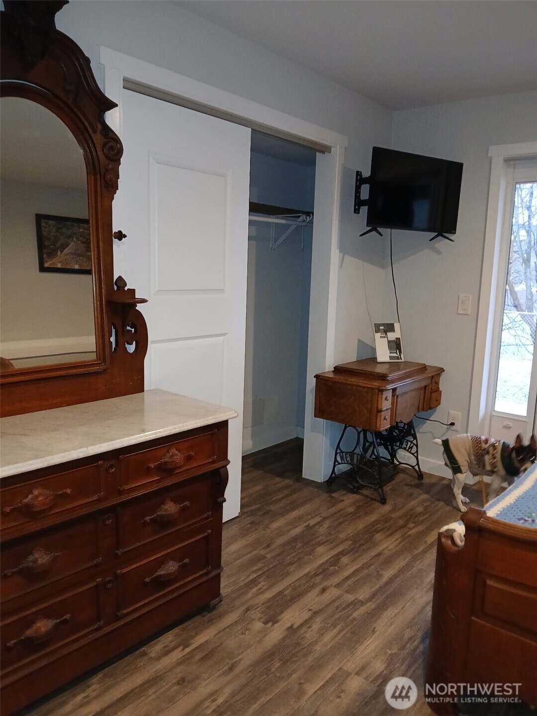 505 Beach Street Pateros, WA 98846 - Photo 26 of 36 a living room with furniture and a flat screen tv