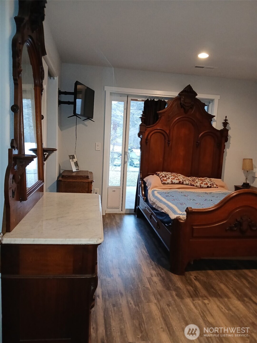 505 Beach Street Pateros, WA 98846 - Photo 27 of 36 a spacious bedroom with a bed and a television