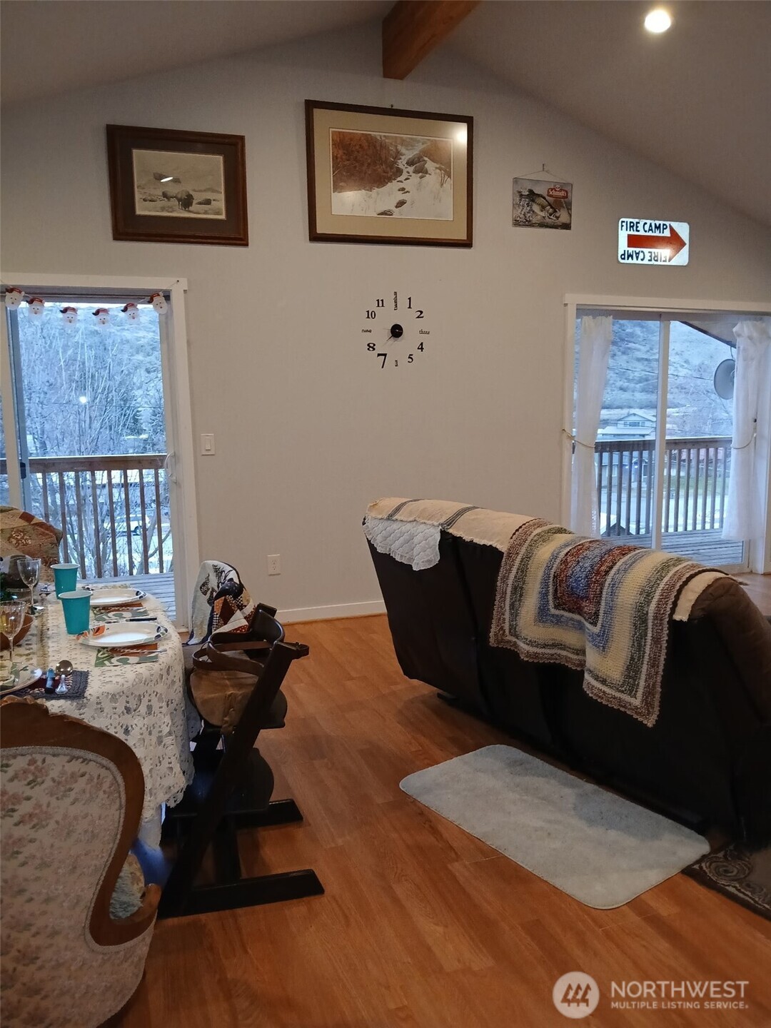 505 Beach Street Pateros, WA 98846 - Photo 28 of 36 a living room with furniture