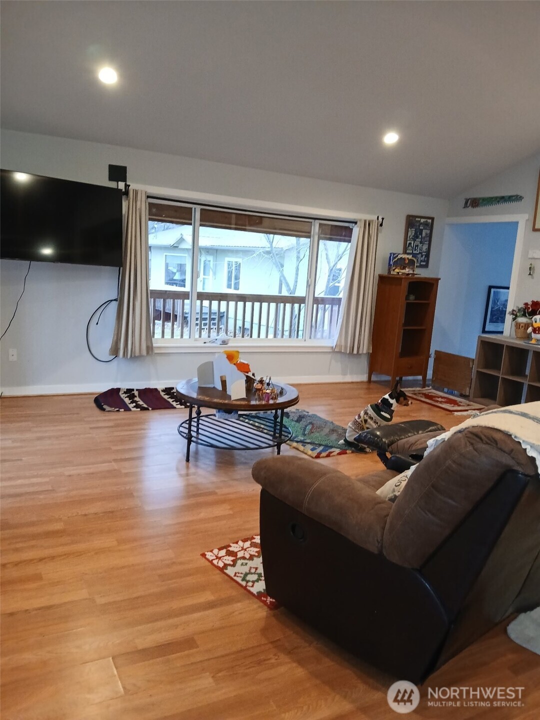 505 Beach Street Pateros, WA 98846 - Photo 29 of 36 a bedroom with furniture and a window