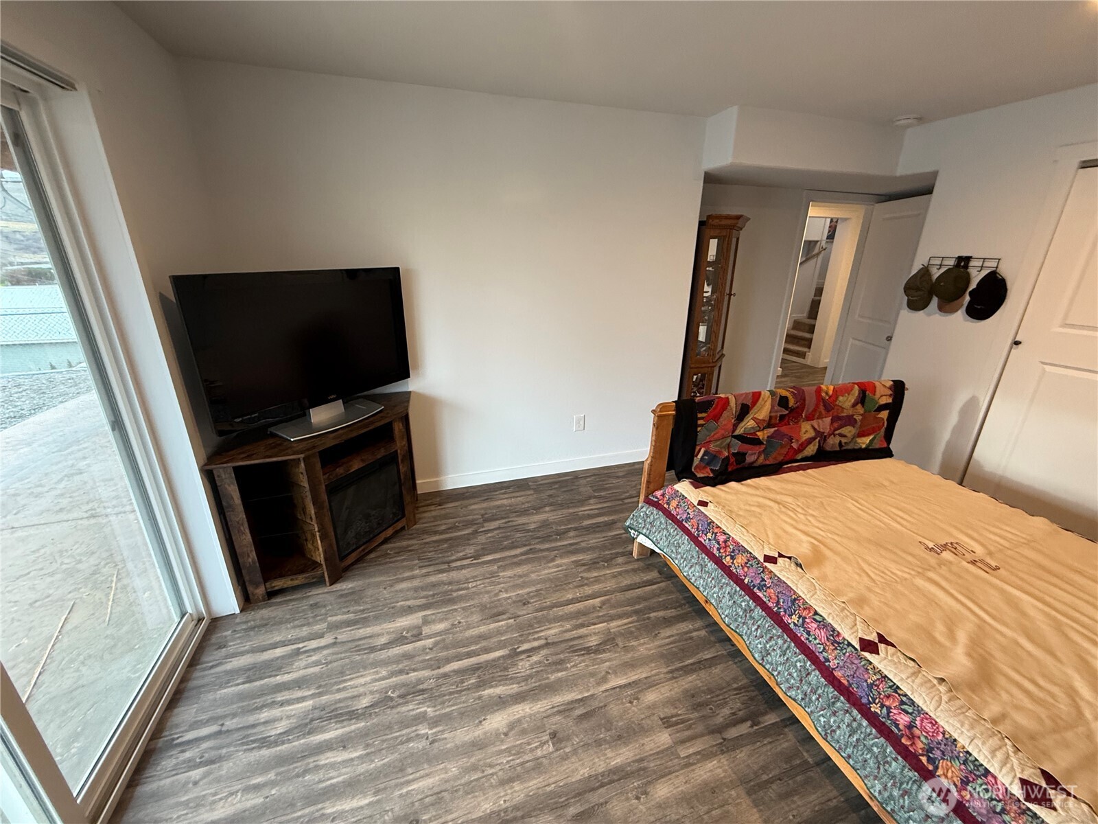 505 Beach Street Pateros, WA 98846 - Photo 8 of 36 a bedroom with bed and flat screen tv