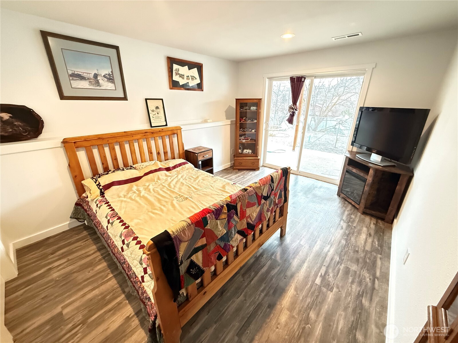 505 Beach Street Pateros, WA 98846 - Photo 9 of 36 a bedroom with a bed and a flat screen tv