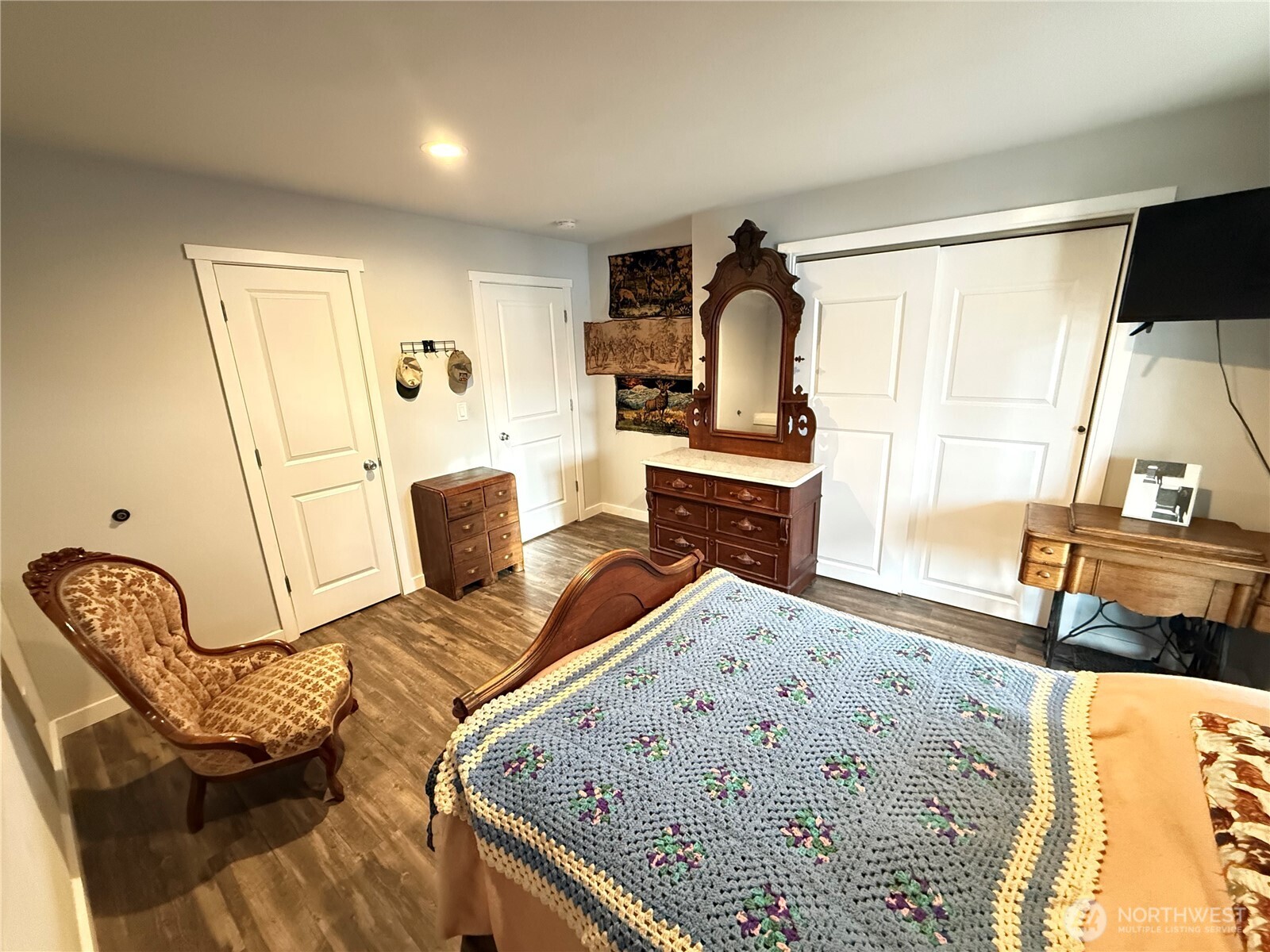 505 Beach Street Pateros, WA 98846 - Photo 10 of 36 a living room with furniture