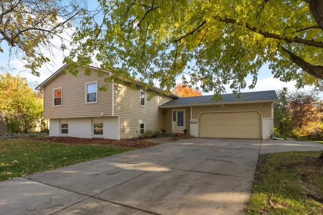 $2,845 | 15625 46th Avenue North, Plymouth, MN 55446