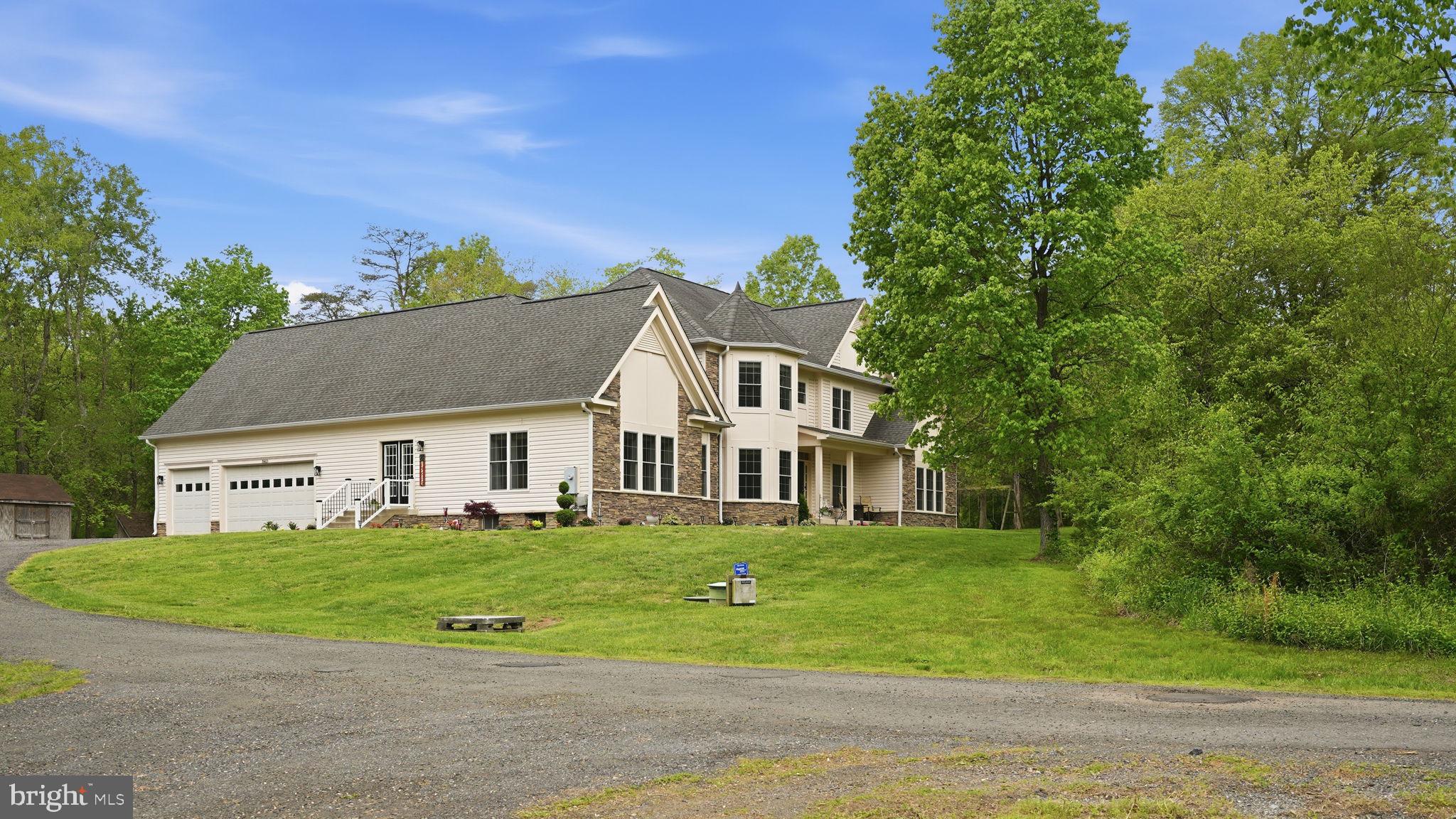 15613 Thoroughfare Road Gainesville, VA 20155 - Photo 5 of 63 a front view of a house with a garden