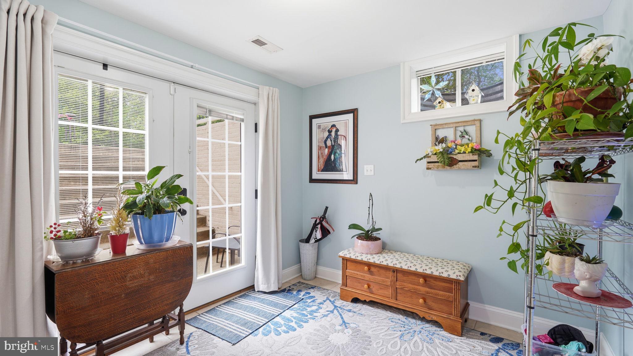15613 Thoroughfare Road Gainesville, VA 20155 - Photo 51 of 63 a living room with furniture and a potted plant