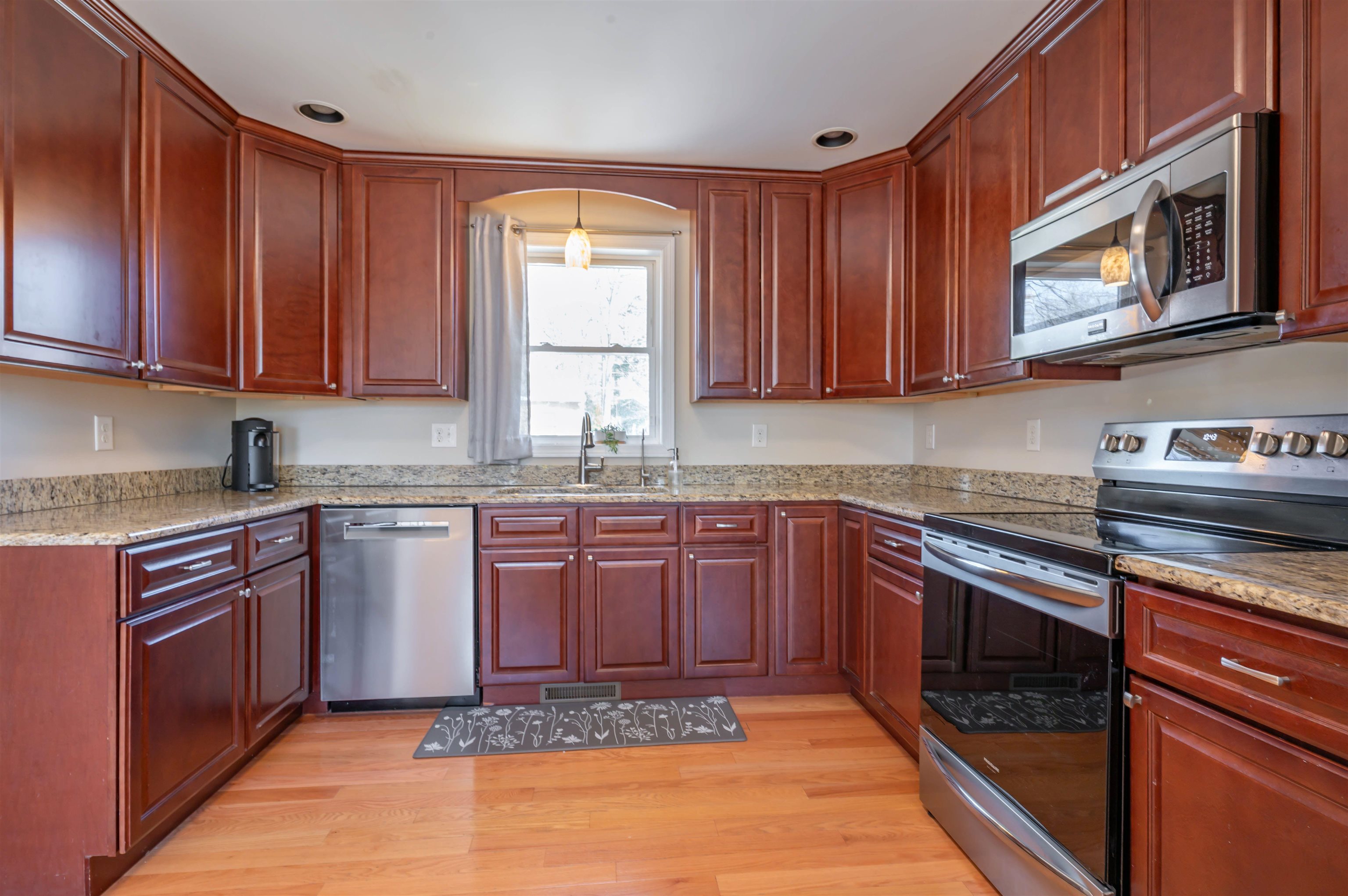 7 Carlisle Road Nashua, NH 03062 - Photo 4 of 32