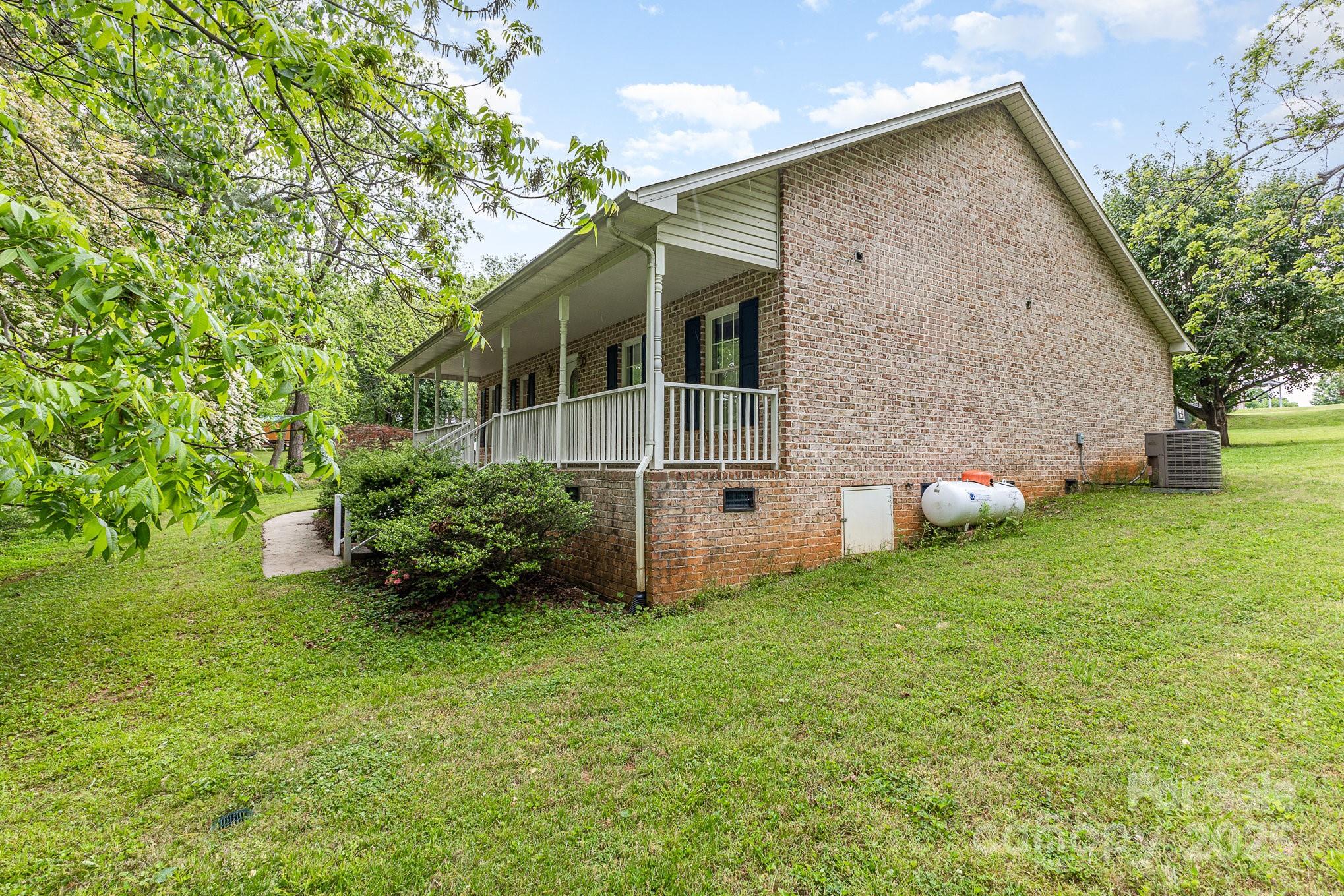 302 6th Street Southwest Conover, NC 28613 - Photo 5 of 38 Gallery Image 5