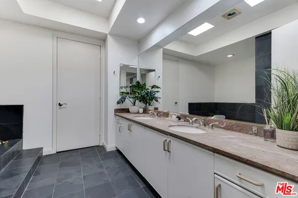$1,130,000 | 235 South Tower Drive, Unit 305, Beverly Hills, CA 90211