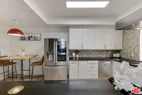 $1,130,000 | 235 South Tower Drive, Unit 305, Beverly Hills, CA 90211