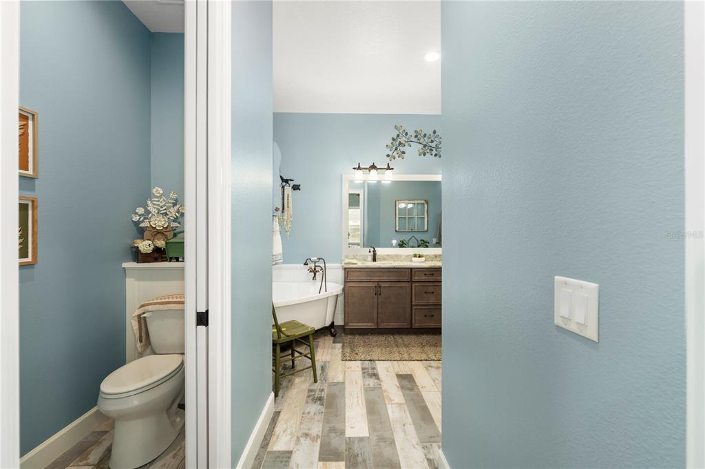 35638 Calla Court Leesburg, FL 34788 - Photo 21 of 44 a room with a toilet a sink and a bath tub