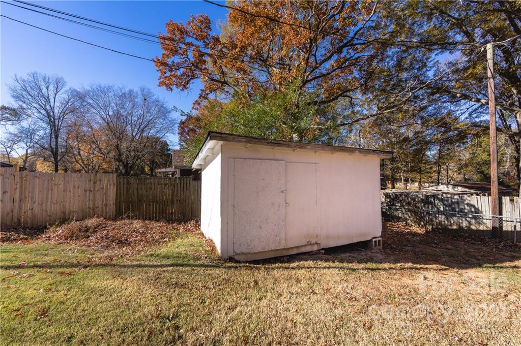 4003 Beaty Road Gastonia, NC 28056 - Photo 40 of 41 a backyard of a house
