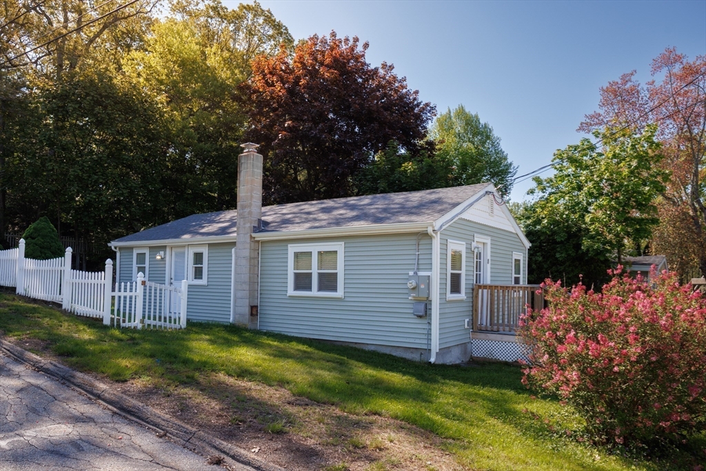 8 Freeman Avenue Webster, MA 01570 - Photo 3 of 24