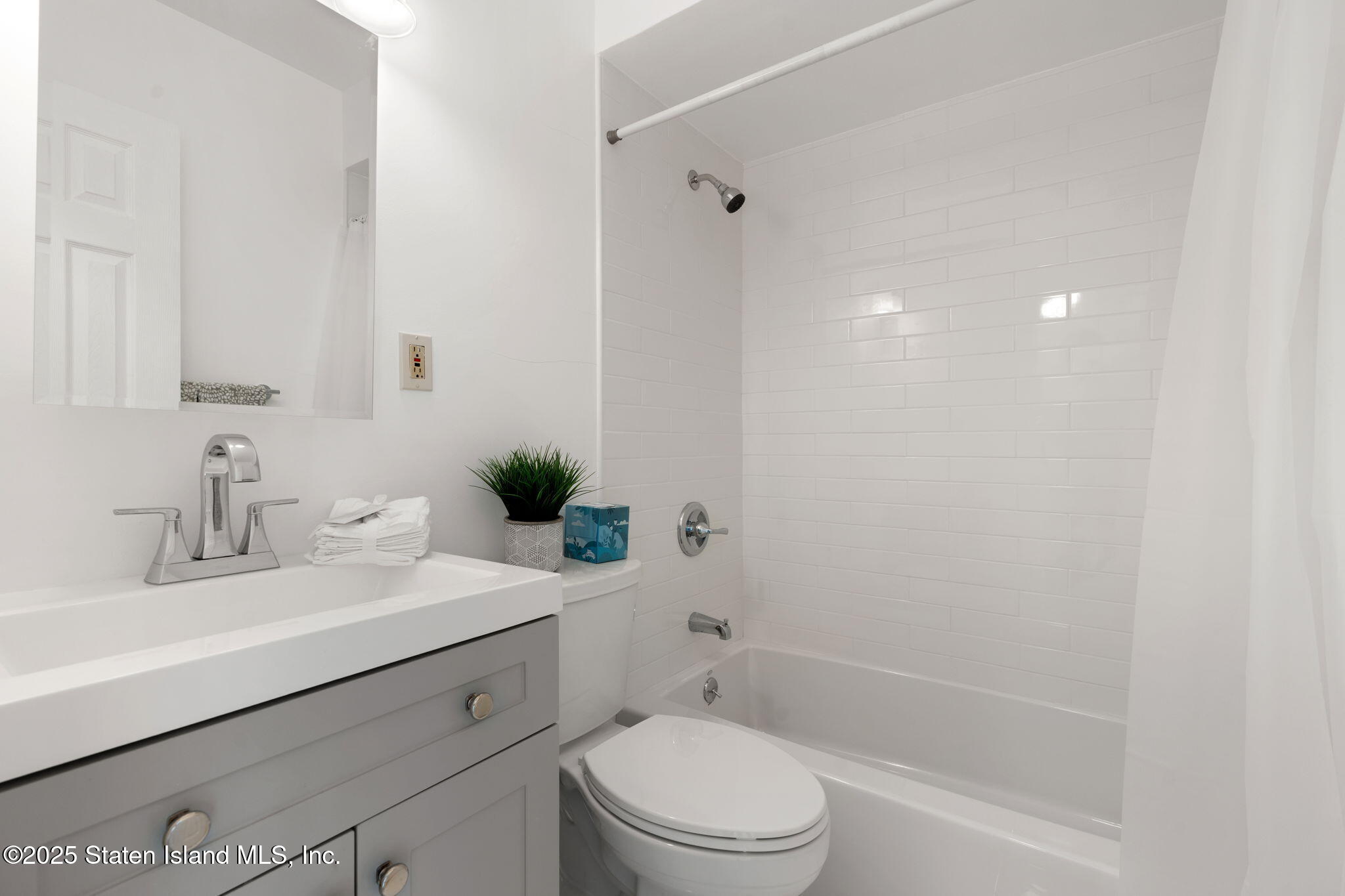 695 Barlow Avenue Staten Island, NY 10312 - Photo 13 of 20 11-web-or-mls-DSC07735