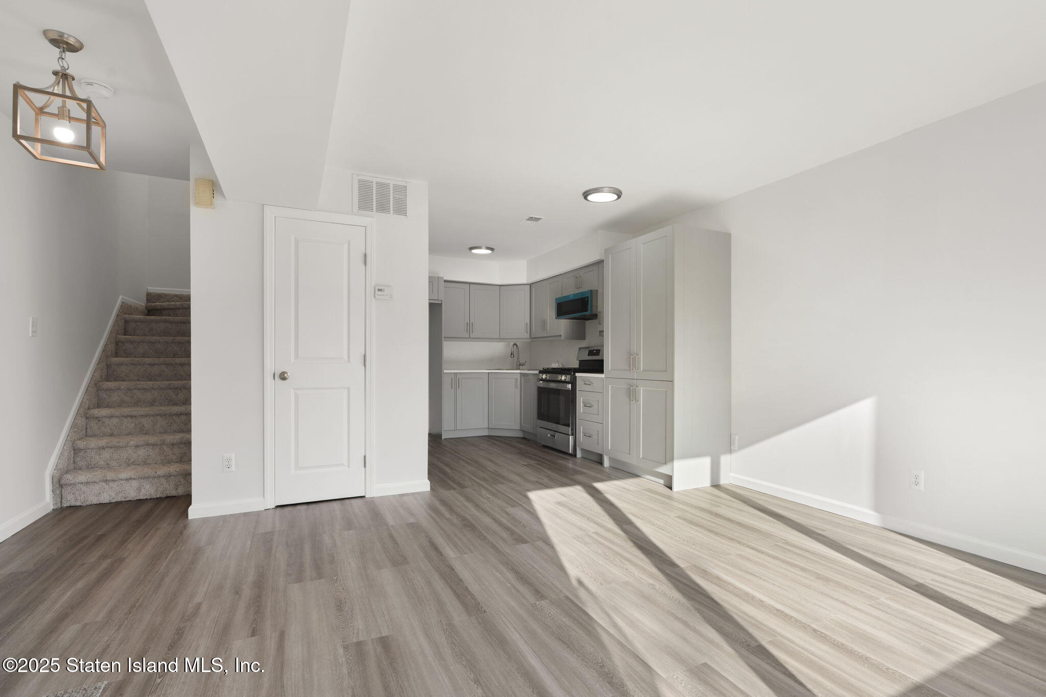 695 Barlow Avenue Staten Island, NY 10312 - Photo 3 of 20 12-web-or-mls-DSC07695