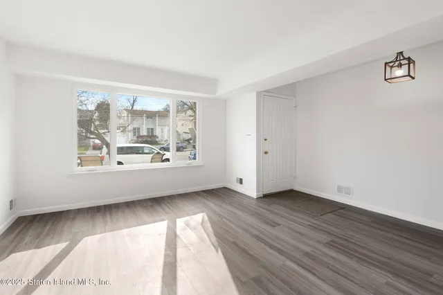 $479,900 | 695 Barlow Avenue | Eltingville