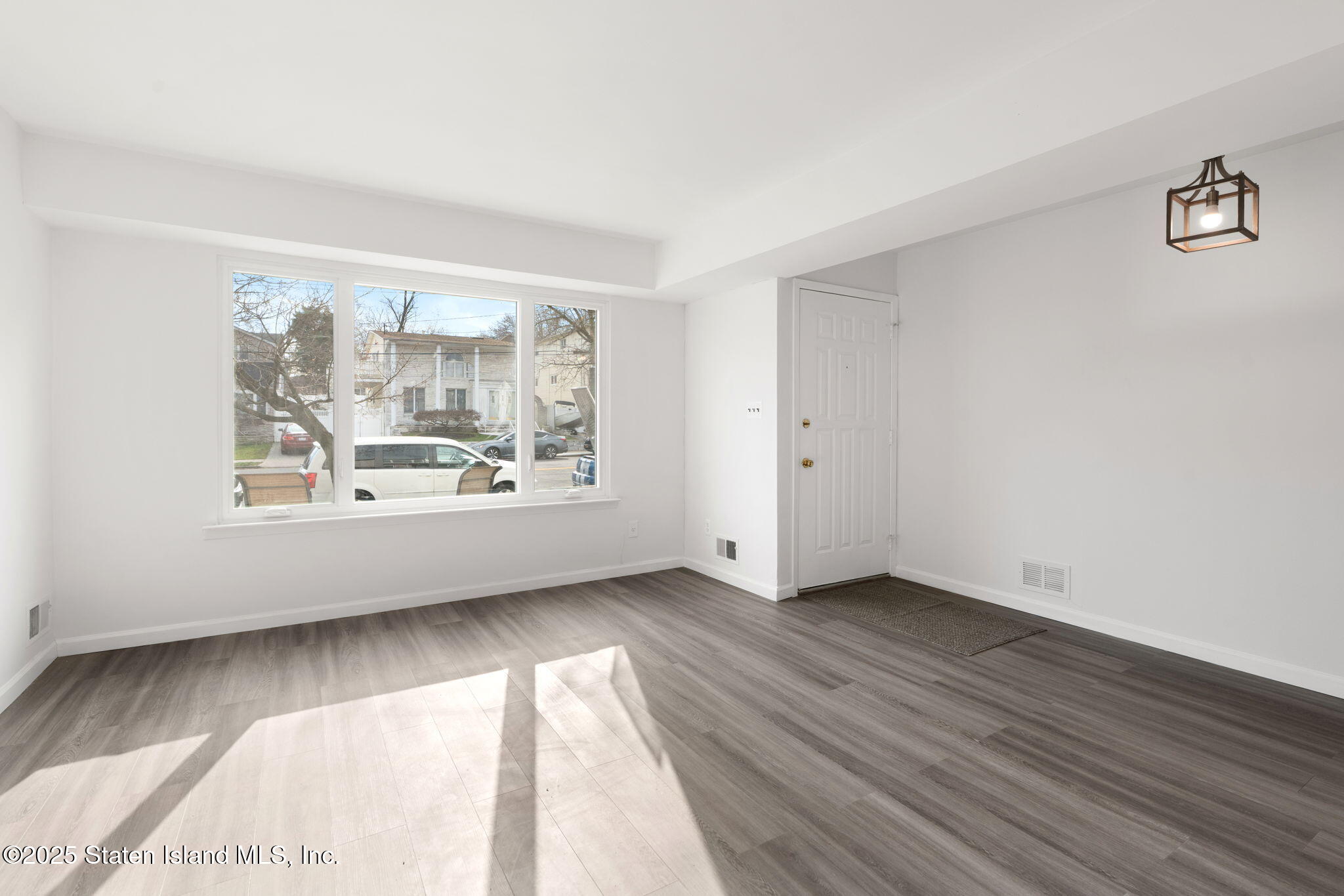 695 Barlow Avenue Staten Island, NY 10312 - Photo 7 of 20 8-web-or-mls-DSC07715