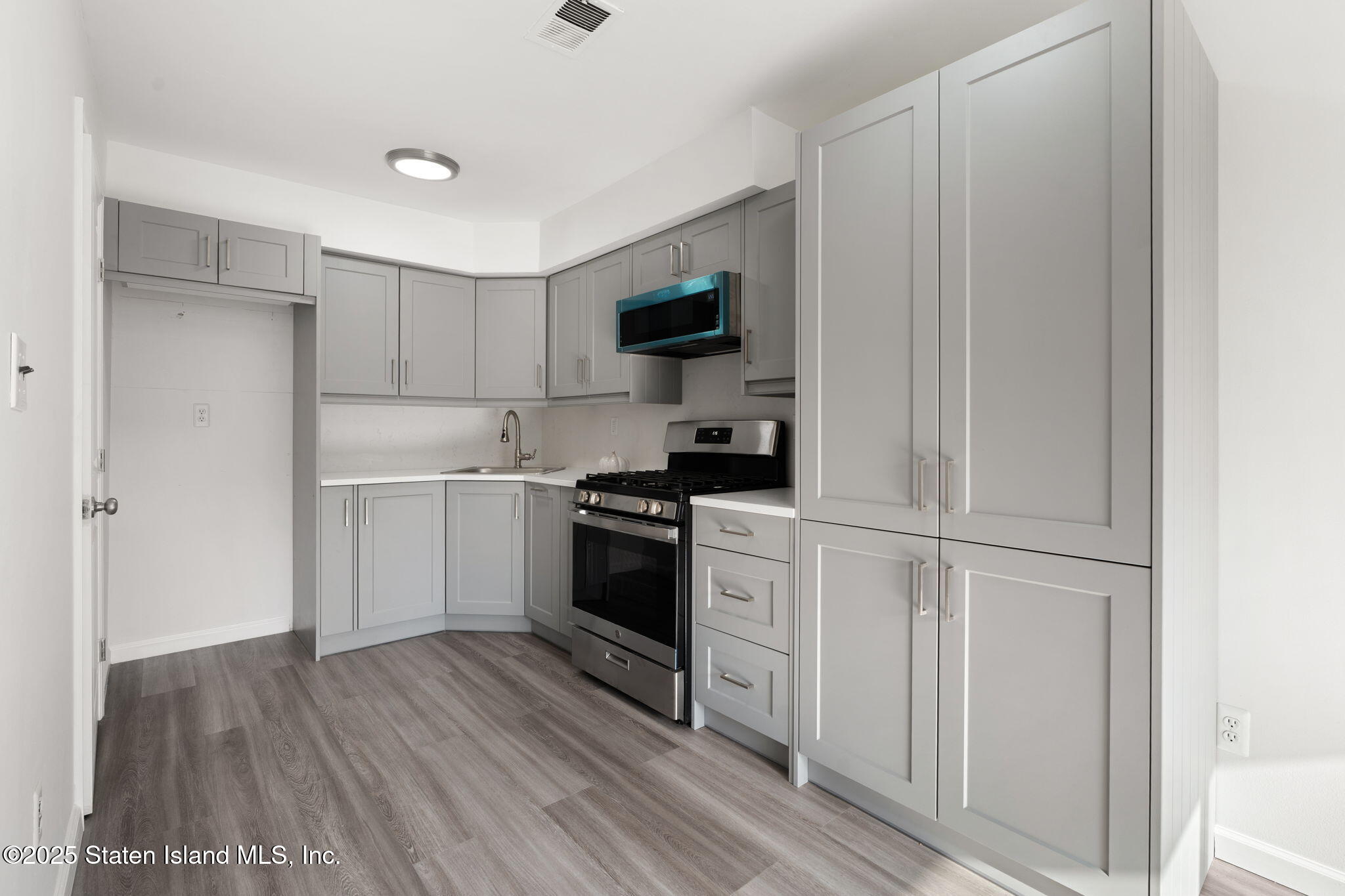 695 Barlow Avenue Staten Island, NY 10312 - Photo 10 of 20 16-web-or-mls-DSC07710