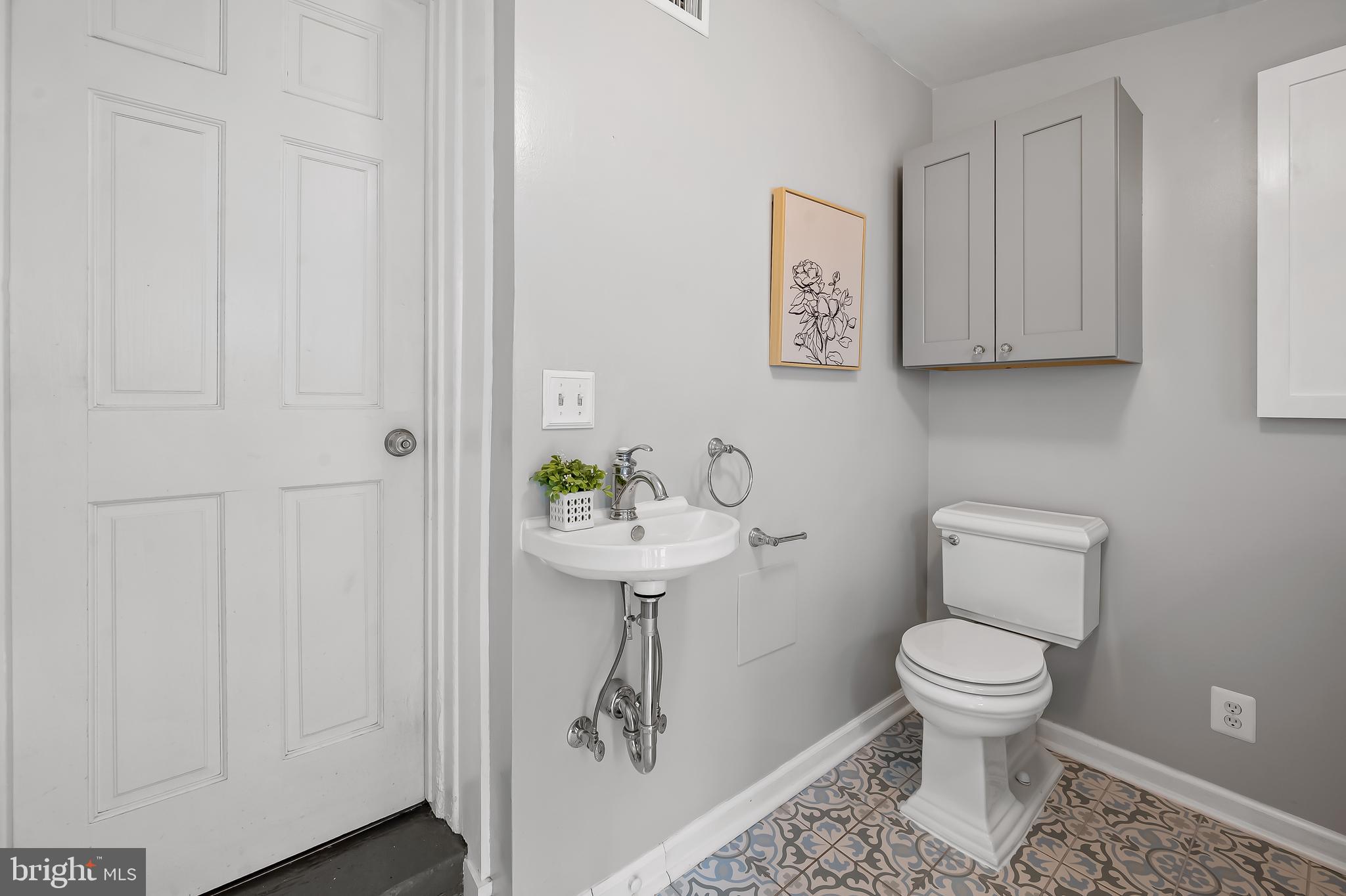 1045 Riverside Avenue Baltimore, MD 21230 - Photo 13 of 32 a bathroom with a toilet sink and vanity