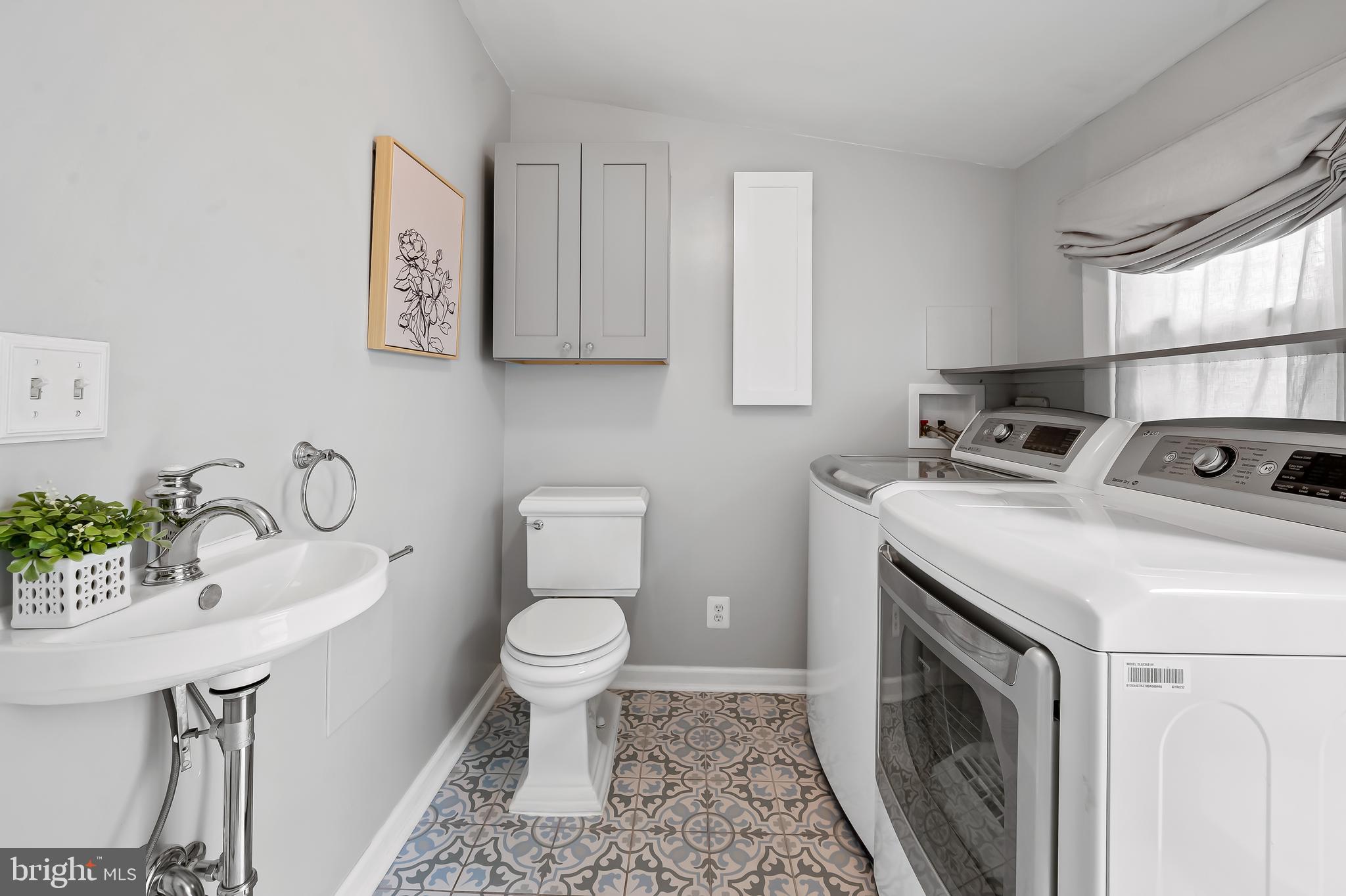 1045 Riverside Avenue Baltimore, MD 21230 - Photo 15 of 32 a bathroom with a sink toilet and a window
