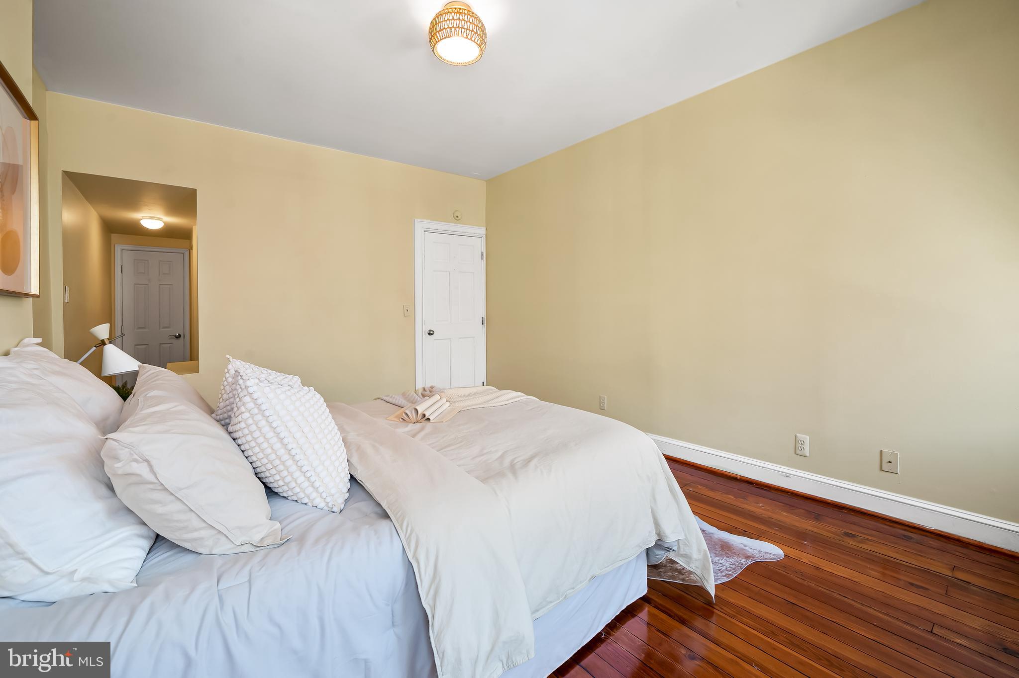 1045 Riverside Avenue Baltimore, MD 21230 - Photo 21 of 32 a bedroom with a bed and lamp