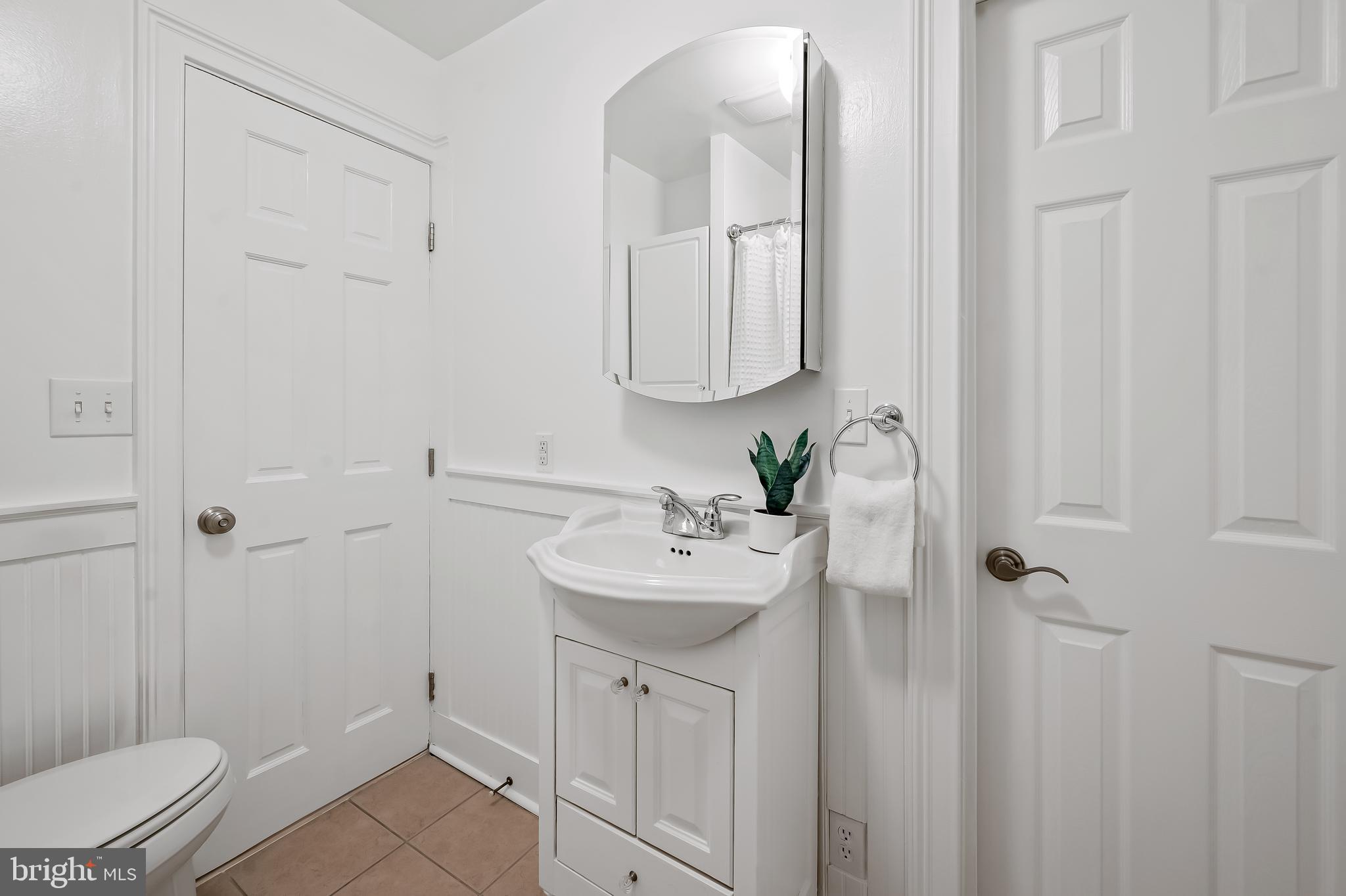 1045 Riverside Avenue Baltimore, MD 21230 - Photo 24 of 32 a bathroom with a sink toilet and vanity