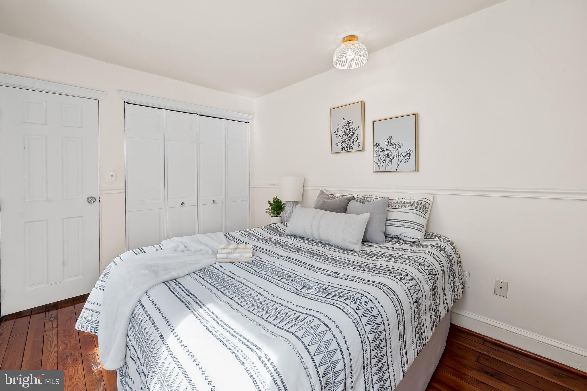 1045 Riverside Avenue Baltimore, MD 21230 - Photo 25 of 32 a bedroom with a bed and a wall painting