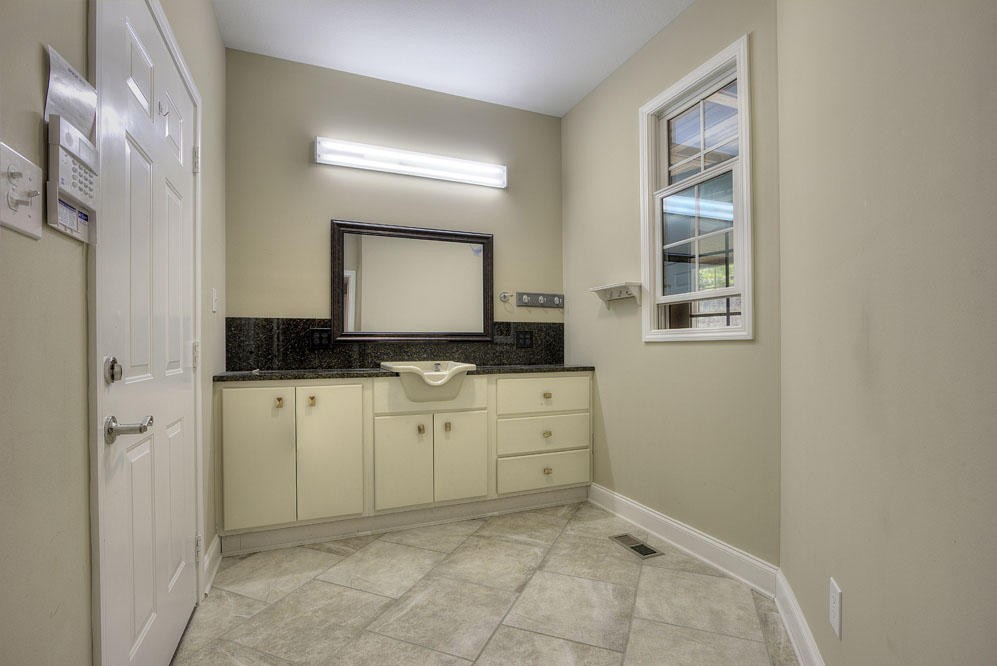 1400 Grimes Road Loudon, TN 37774 - Photo 15 of 32 a room with mirror and window
