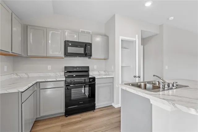 $288,840 | 2300 Woodfield Drive, Tonganoxie, KS 66086