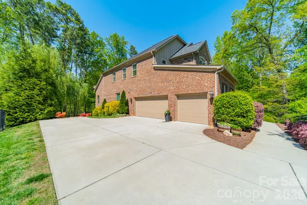$1,200,000 | 800 Hidden Pond Lane, Waxhaw, NC 28173