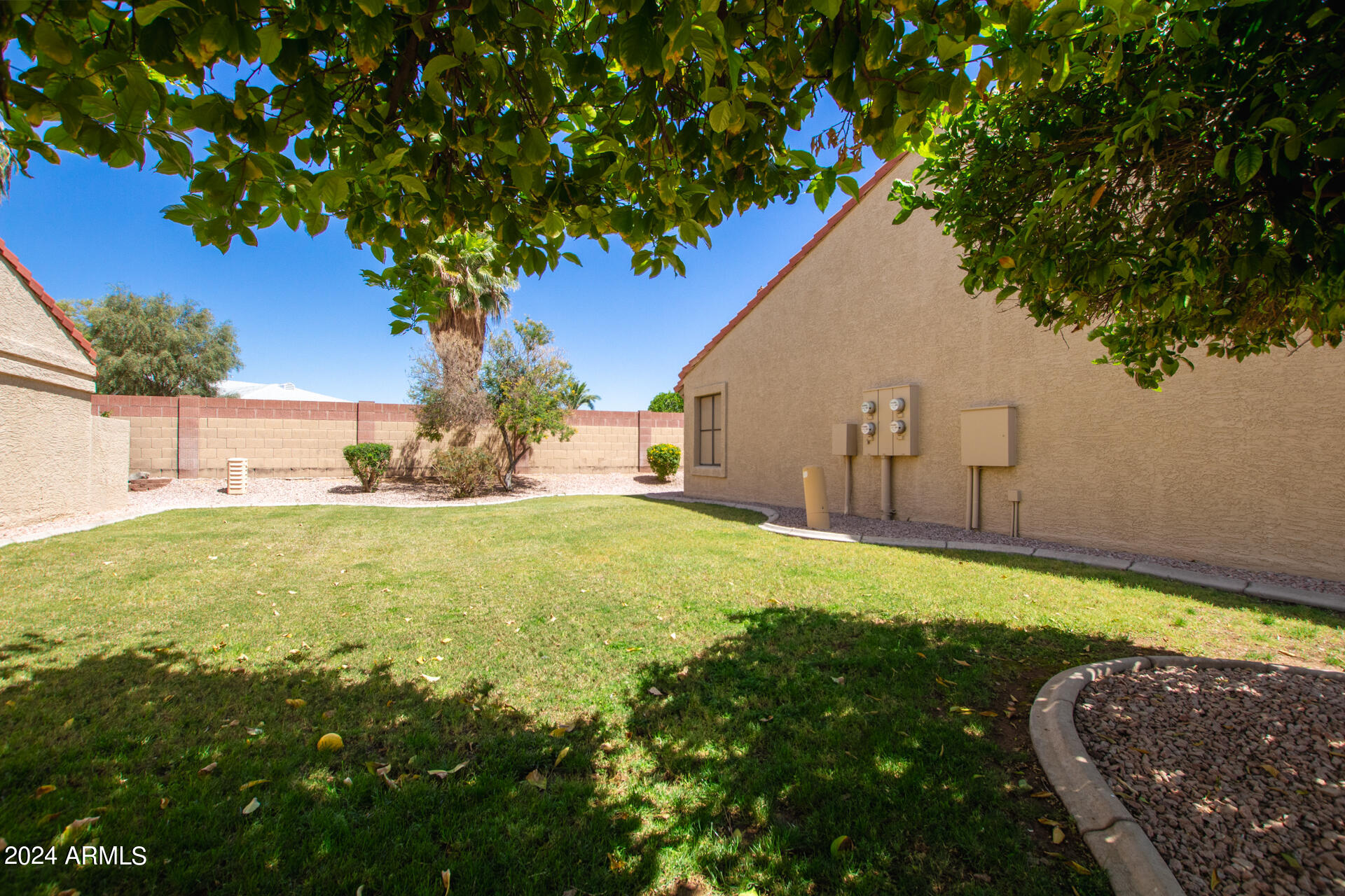1021 South Greenfield Road, Unit 1058 Mesa, AZ 85206 - Photo 2 of 14 a backyard of a house with lots of green space