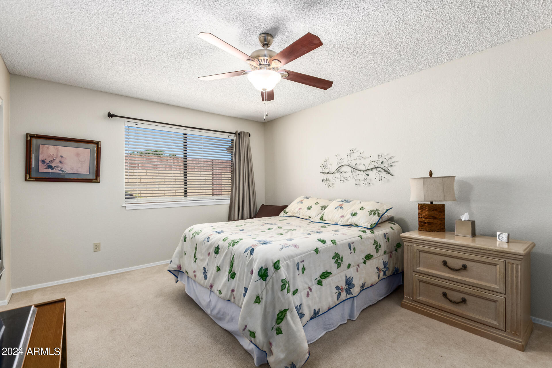 1021 South Greenfield Road, Unit 1058 Mesa, AZ 85206 - Photo 8 of 14 a bedroom with a large bed and a chandelier