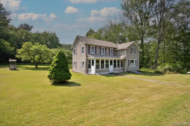 a view of a house with a yard