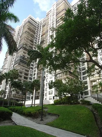 $4,400 | 2333 Brickell Avenue, Unit 2215, Miami, FL 33129