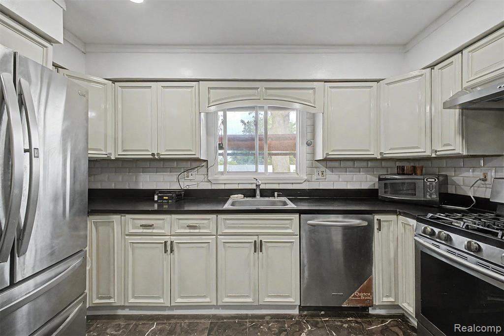 8650 Whitlock Avenue Dearborn, MI 48126 - Photo 11 of 40