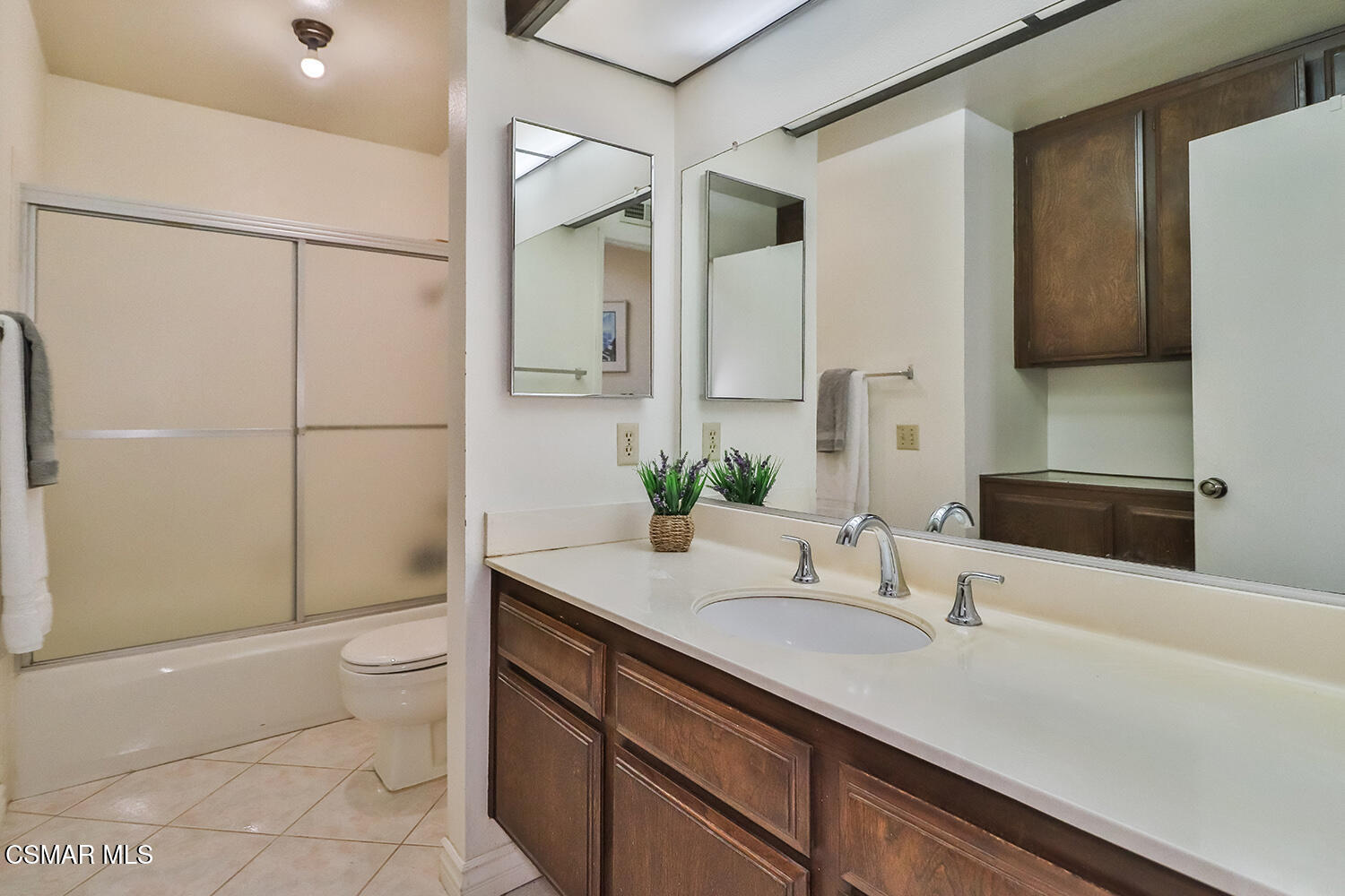 6492 Melray Street Moorpark, CA 93021 - Photo 35 of 53 kHall Bath