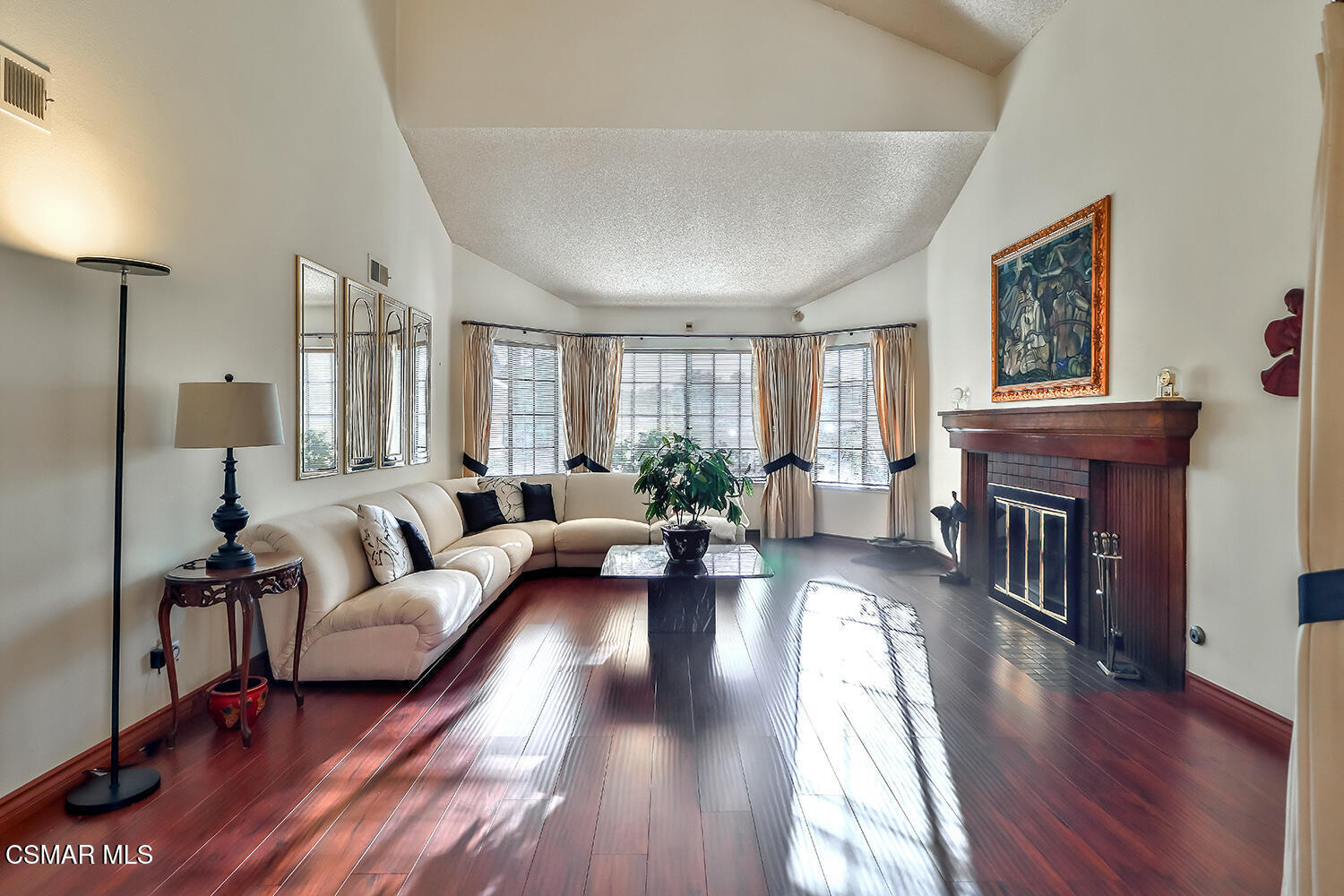 6492 Melray Street Moorpark, CA 93021 - Photo 6 of 53 bLiving and Dining2