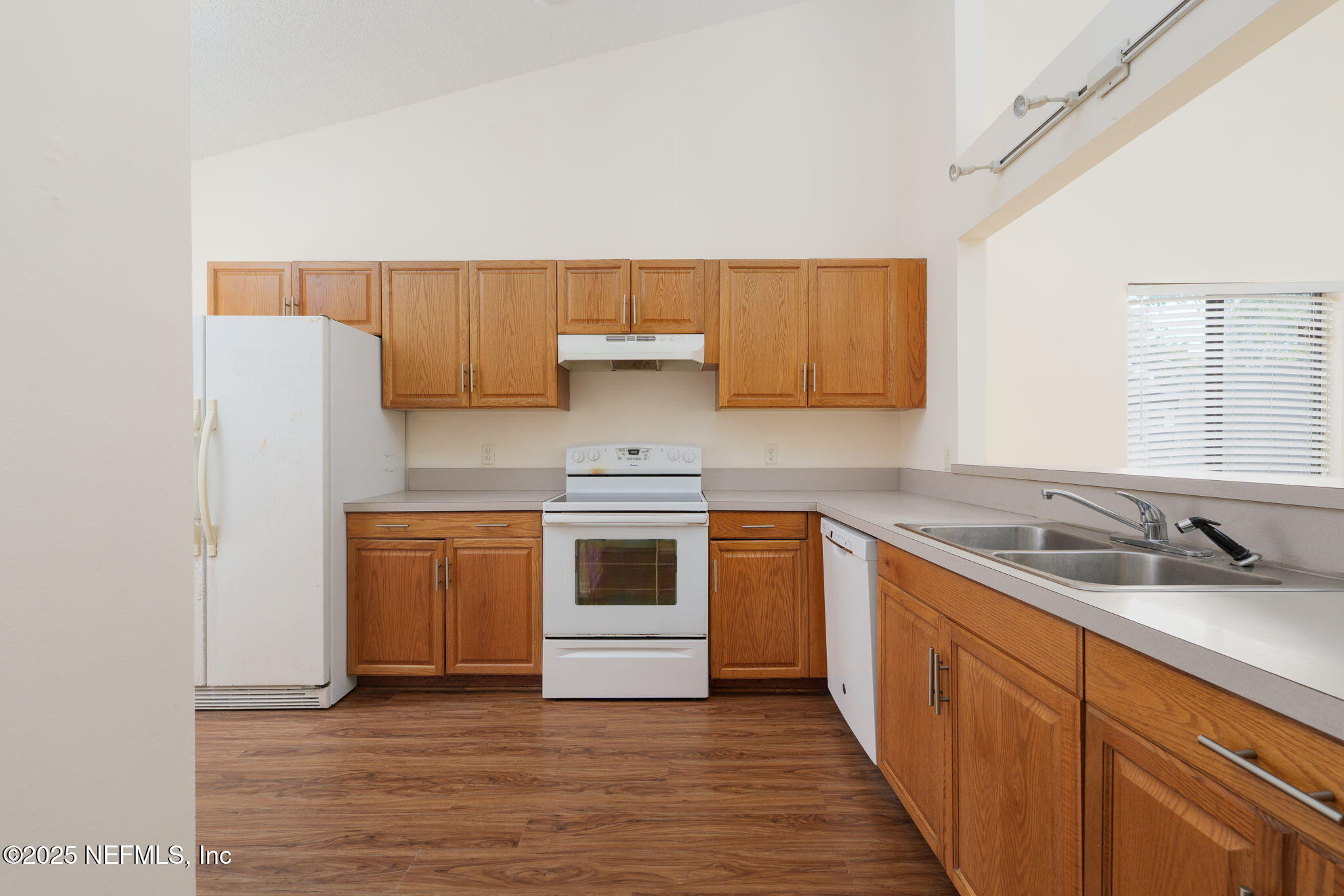 9360 Craven Road, Unit 407 Jacksonville, FL 32257 - Photo 7 of 24 Kitchen