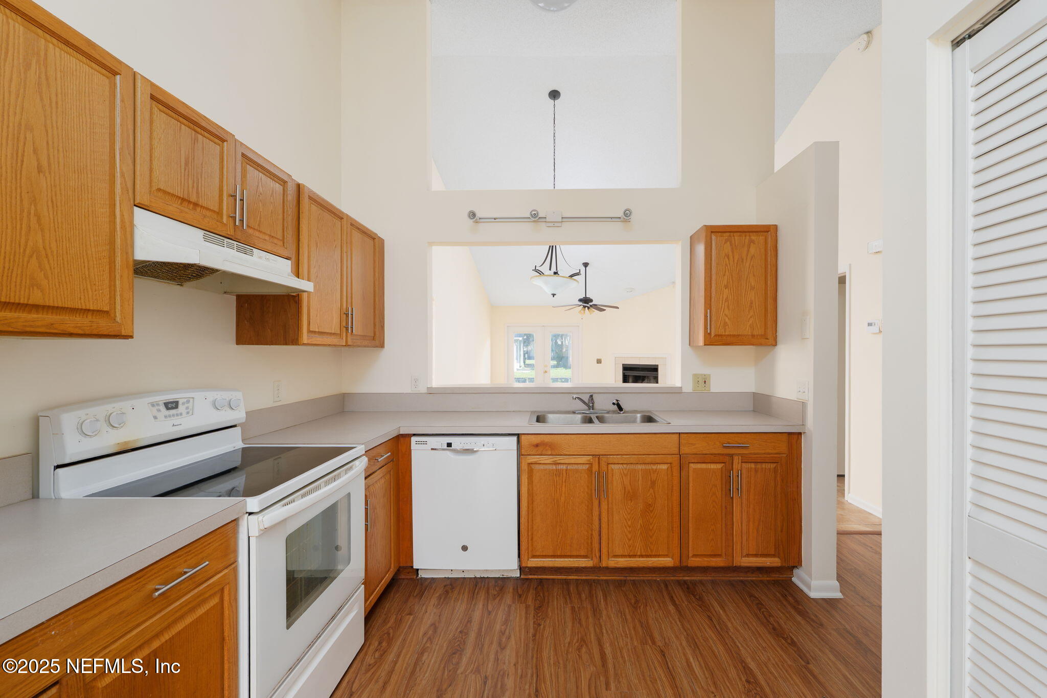 9360 Craven Road, Unit 407 Jacksonville, FL 32257 - Photo 8 of 24 Kitchen