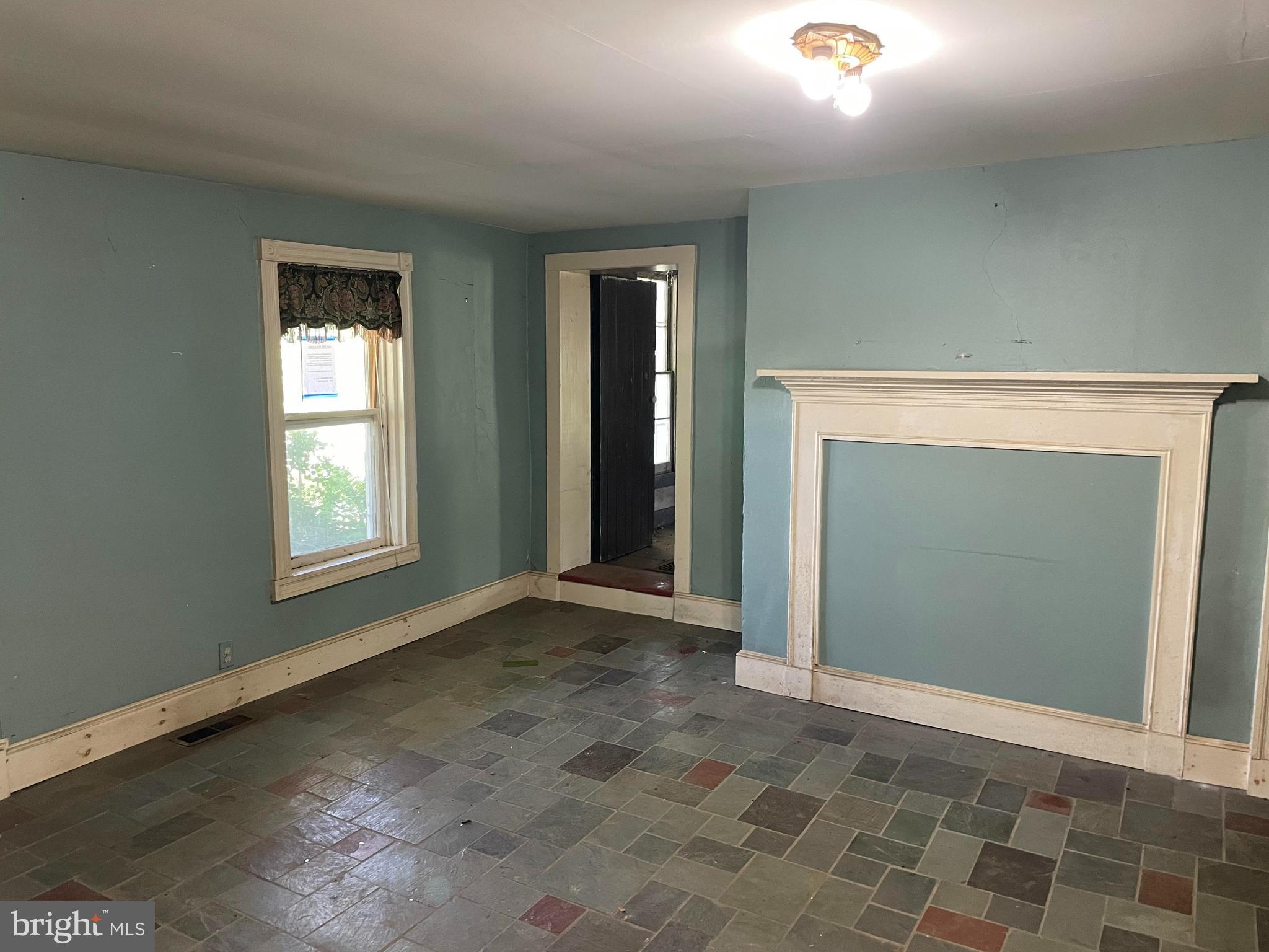 707 Old Liberty Road Sykesville, MD 21784 - Photo 19 of 31 an empty room with window
