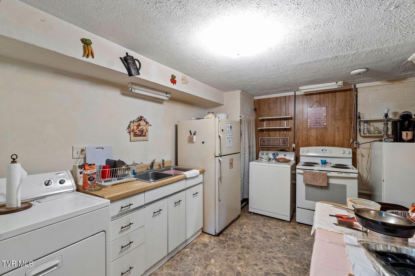 1811 Old Tusculum Road Greeneville, TN 37745 - Photo 20 of 27 Basement Kitchen